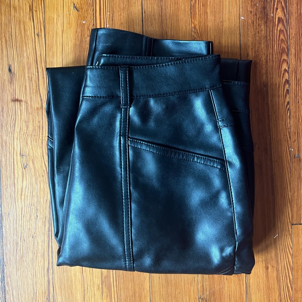 Aritzia Wilfred Rebel Pant (original version). sold out online and in stores.